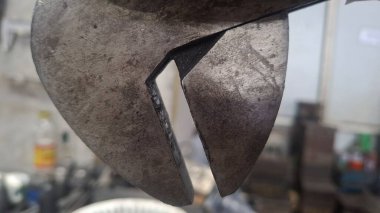 Kırık metal bir plakanın yakın çekimi.