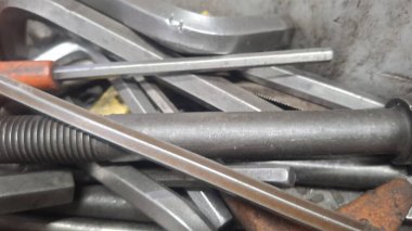 Bir sürü aletli metal boru.