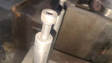 Siyah arka planı olan metal bir tüpü kapat.