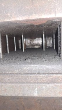 Boruyla metal bir borunun yanında.