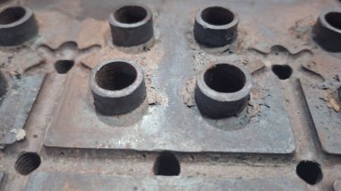 Garajdaki eski paslı metal boru.