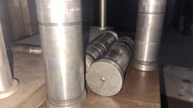 Metal bir boruya yakın.