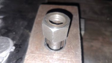 Tahta bir boruya yakın.