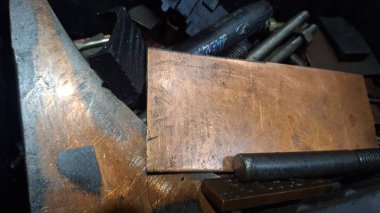 Metal kesim tahtasıyla bir sürü metal.