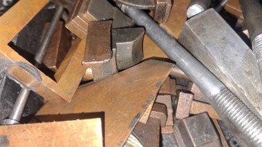 Bir sürü anahtarı olan paslı anahtarlar.