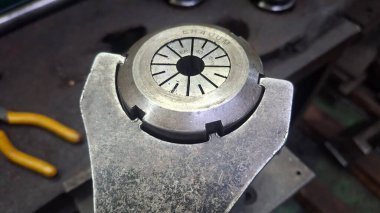 Metal bir boruya yakın.