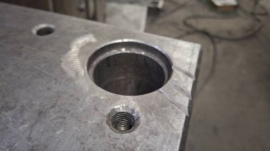 Metal bir boruya yakın.