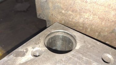 Büyük metal saplı metal bir plaka.