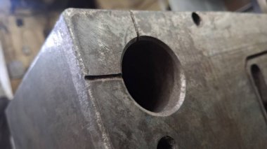 Metal ürünler deposundaki paketlerde metal profil borusu