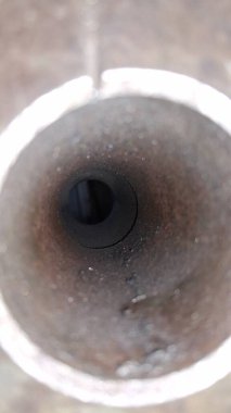 Beyaz bir kâseye kaşıkla yaklaş.