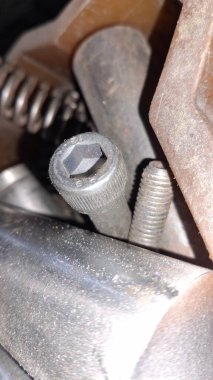 Araba motoru ve anahtarı.