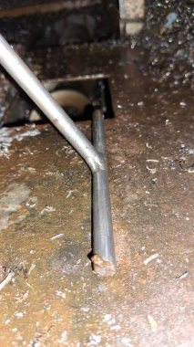 Metal bir borunun yakın plan çekimi.