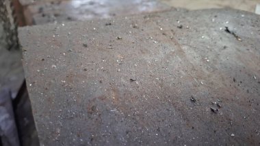 Bir sürü odunu olan eski tahta.