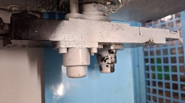 Eski paslı metal boru