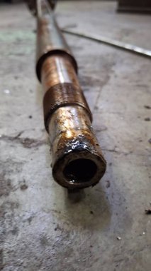 Metal bir boruya yakın.