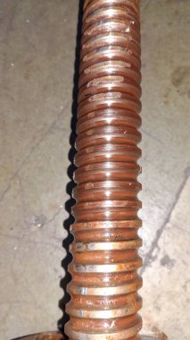 Eski paslı metal vida ile bir sürü vida