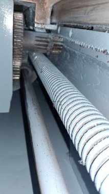 Bir arabaya yaklaş.