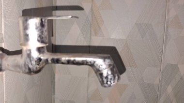 Banyoda musluk var..