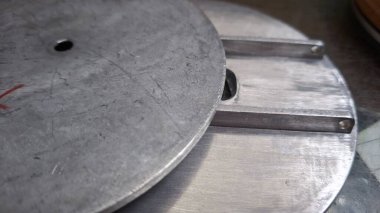 Kapat - atölyedeki metal makinenin kapağı.