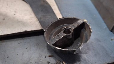 Ahşap bir arka planda metal boru