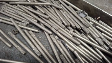 Bir sürü metal çivi.