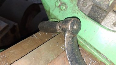 Eski paslı, saplı metal bir boru.