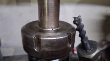 Metal bir boruya yakın.