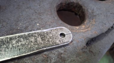 Zinciri ile eski metal kapı