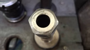 Su ve boru kapanıyor.