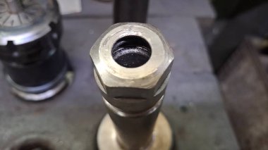 Benzin istasyonunun işlemleri. Atölyedeki gaz boru hattı.