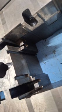 Atölyedeki metal levha