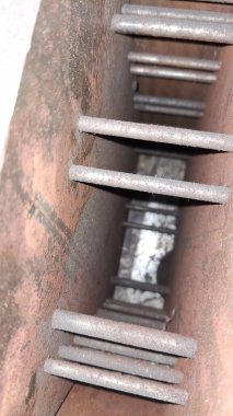 Metal boruları olan metal borular.