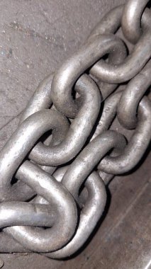 Eski paslı demir zincir