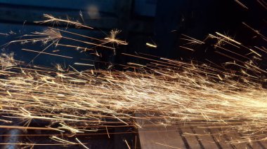 Metal bir boruya yakın.