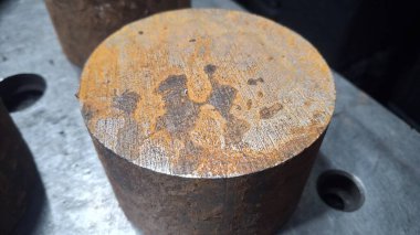 Eski paslı, saplı metal bir boru.