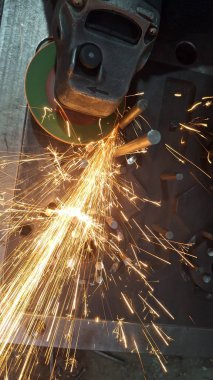 Kaynak metali kıvılcımlar ve dumanlar