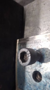 Metal bir boruya yakın.