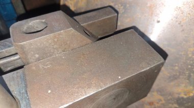 Metal bir boruya yakın.