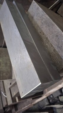 Atölyede metal profil çekimi