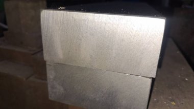 Büyük metal saplı metal plaka.