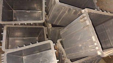 Farklı boyutlarda metal plaka.