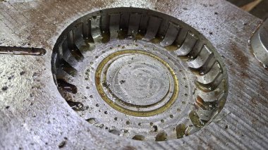 Fabrikadaki metal boru.