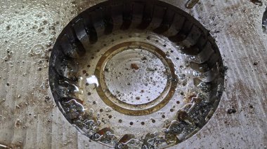 Su damlalı metal boru.