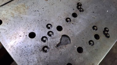 Metal bir plakaya yakın.