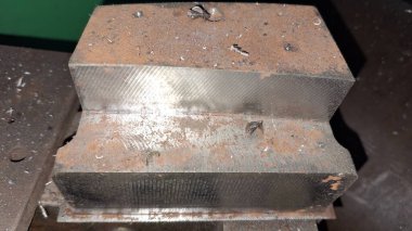 Duvardaki metal boru.