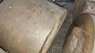 Tahta bir masaya yakın.