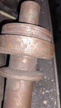 Paslı pipo ve arabanın paslı parçaları.