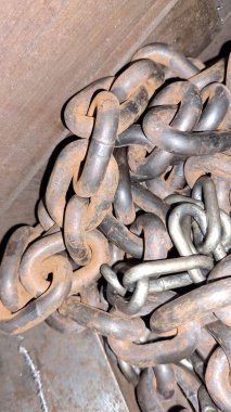 Eski paslı metalin üzerindeki zincir