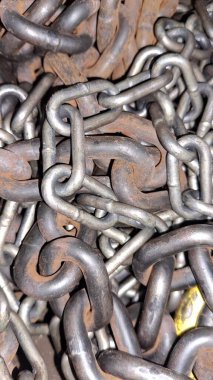 Garajda metal zincirler var.