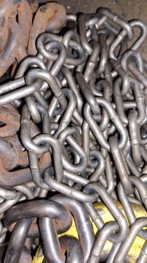 Garajdaki eski paslı zincir.